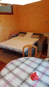 ValgañónにあるApartamento en Valgañonのベッドフレーム付きの客室で、ツインベッド1台を利用できます。