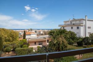 vista dal balcone di un edificio di Vue mer, terrasse et parking privé a Antibes