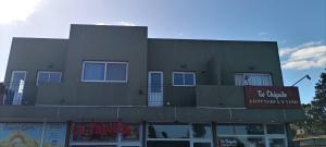 um edifício com um sinal na lateral em Apartamento Varetto em Sierra de los Padres