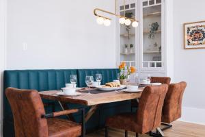 - une salle à manger avec une table et des chaises en bois dans l'établissement The Parkview By MTLVacationRentals, à Montréal