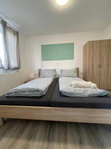 Postel nebo postele na pokoji v ubytování Ferienwohnung Einstein