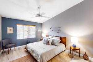 um quarto com uma cama e uma ventoinha de tecto em Laurel Valley Lounger Permit# 068,408 em La Quinta