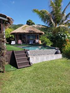 une maison avec une piscine dans une cour dans l'établissement Faré Mahi Mahi, à Uturoa