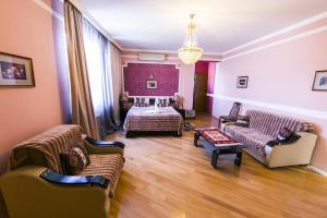 Postel nebo postele na pokoji v ubytování David Hotel - Ethno style