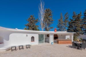 a white house with chairs and a table on a patio at villa des jasmins in Tunis