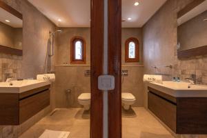 a large bathroom with two sinks and a toilet at villa des jasmins in Tunis +9 photos