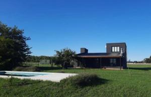 una casa con piscina en un campo en Casa quinta con vista al campo en Chascomús