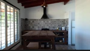 cocina con mesa de madera en una habitación en Casa quinta con vista al campo en Chascomús