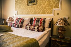 Postel nebo postele na pokoji v ubytování David Hotel - Ethno style