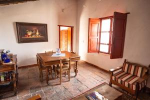 Cabaña Filiberta de Lucas : غرفة معيشة مع طاولة وكراسي خشبية