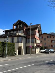 un grande edificio sul lato di una strada di APARTAMENT ROSY a Interlaken