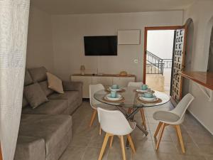 Televízia a/alebo spoločenská miestnosť v ubytovaní Oleza Garden Village , Apartment Ines