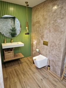 La salle de bains est pourvue d'un lavabo et d'un miroir. dans l'établissement BALI Ubud, à Cómpeta