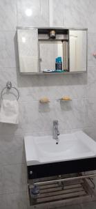 利馬的住宿－Casa lelita，浴室设有白色水槽和镜子