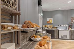 une boulangerie avec des pains et d'autres articles exposés dans l'établissement Best Western Tingvold Park Hotel, à Steinkjer