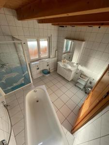 een grote badkamer met een bad en een wastafel bij Sky Apartments in Rust