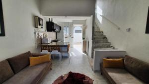 sala de estar con sofá y mesa en TOP DESTINATION-HAMMAMET-COZY, en Hammamet