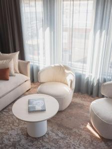 A seating area at Best Western Plus John Bauer Hotel