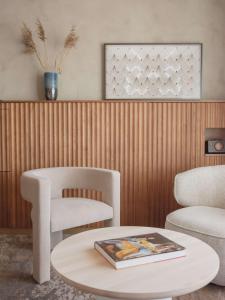 salon ze stolikiem kawowym i krzesłem w obiekcie Best Western Plus John Bauer Hotel w mieście Jönköping