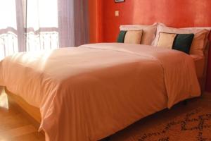 1 dormitorio con 1 cama grande con sábanas y almohadas blancas en Bright Apt in the Heart of Marrakech-Walk Everywhere en Marrakech