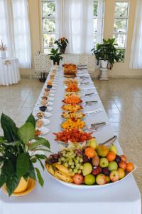 una mesa larga con muchos platos de comida. en Hotel Fazenda Bona Espero en Alto Paraíso de Goiás