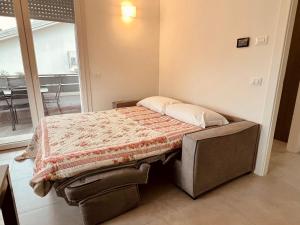een klein bed in een kamer met een bed sidx sidx sidx bij Residence Contea in Pedemonte