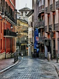 una calle vacía en una ciudad con edificios en Apartamentos Vado - San Matías alto, en Granada