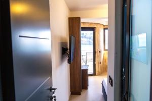 eine Tür, die in ein Zimmer mit Flur führt in der Unterkunft Sand Apartments in Ulcinj