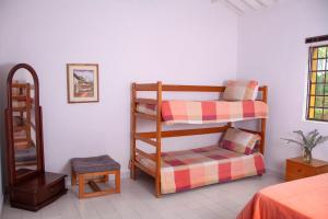 Habitación con 2 literas y 1 silla en Casa Hudié Campestre, en Cachipay
