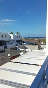 een uitzicht vanaf het dak van een gebouw bij Villa Eclips in Playa Blanca