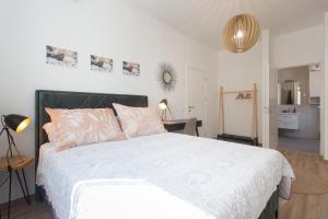 ein Schlafzimmer mit einem großen weißen Bett mit rosa Kissen in der Unterkunft Domus Korcula in Korčula
