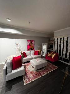 ロサンゼルスにあるWanda’s padのリビングルーム(白いソファ、赤い家具付)
