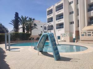 un toboggan au milieu d'une piscine dans l'établissement Hôtel Résidence Louban, à Agadir