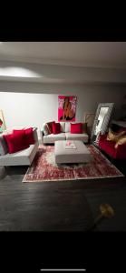 una sala de estar con 2 sofás y una alfombra en Wanda’s pad, en Los Ángeles