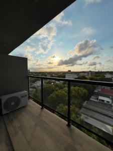 ein Balkon mit Blick auf die Stadt in der Unterkunft Monoambiente Urquiza in Buenos Aires