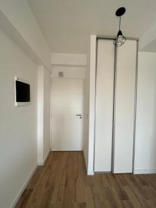 una habitación vacía con un armario blanco y una puerta en Monoambiente Urquiza en Buenos Aires