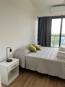 ブエノスアイレスにあるMonoambiente Urquizaの白いベッドルーム(ベッド1台、窓付)