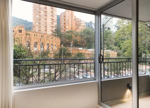 een uitzicht vanuit een raam van een gebouw bij Grandioso apartamento, ubicación increíble centro int in Bogota