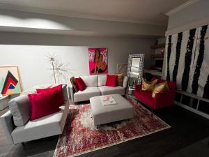 una sala de estar con 2 sofás y una alfombra en Wanda’s pad, en Los Ángeles