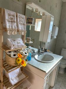 y baño con lavabo y espejo. en Casas do Travasso - Quinta da Galinha, en Lamego