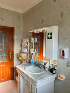 un baño con lavabo y un baño cistacional en Casas do Travasso - Quinta da Galinha, en Lamego