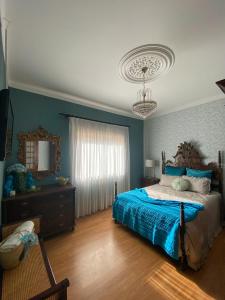 1 dormitorio con cama, tocador y espejo en Casas do Travasso - Quinta da Galinha, en Lamego