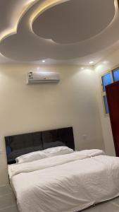 Al Fayşalīyahにあるوحدات الروضه السكنيهのベッドルーム(天井の白い大型ベッド1台付)
