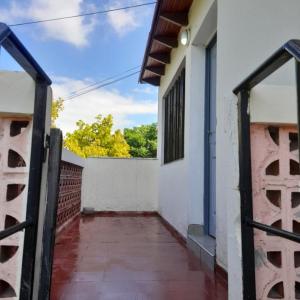 una puerta abierta de un edificio blanco con una valla en “Viví Mendoza” en Mendoza