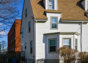 uma grande casa branca com um telhado castanho em Boston Historical Urban Oasis em Boston