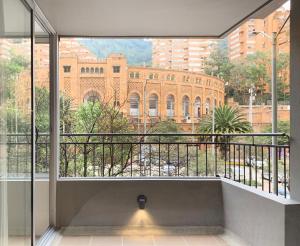 a balcony with a view of a large building at Grandioso apartamento, ubicación increíble centro int in Bogotá
