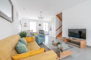 セリにある*Disneyland-Paris* 8 pers, Wifi, Netflix, Parkingのソファとテレビのあるリビングルーム