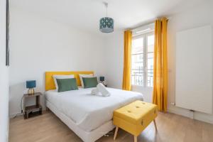 a bedroom with a large white bed and a window at *Disneyland-Paris* 8 pers, Wifi, Netflix, Parking in Serris