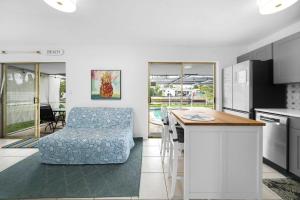 Η κουζίνα ή μικρή κουζίνα στο Modern Waterfront Home on Canal with Pool