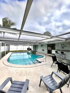 Πισίνα στο ή κοντά στο Modern Waterfront Home on Canal with Pool